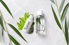 تونر پوست چیست و چرا باید در روتین مراقبت از پوست استفاده کنیم؟ ✨ راهنمای کامل برای پوستی سالم و درخشان!